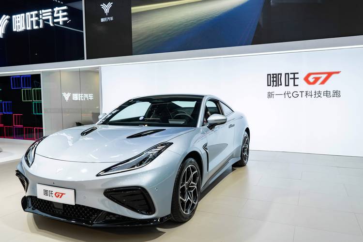 深圳242哪吒汽车在智能汽车领域的表现，领途汽车在新能源汽车市场中的影响力